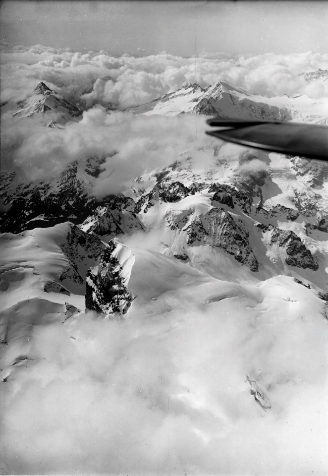 ETH-BIB-Titlis, Grassen, Fleckistock, Sustenhörner mit Wolken-Inlandflüge-LBS MH01-000980