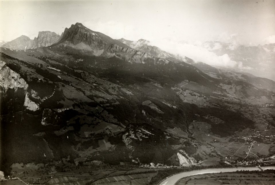 ETH-BIB-Trübbach, Azmoos, Walserberg, Hinterlegi, Gauschla, Gonzen (Bergwerk), Alvier v. S. aus 2000 m-Inlandflüge-LBS MH01-004241