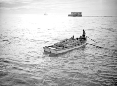 ETH-BIB-Transportschiff an der Küste Afrikas-Tschadseeflug 1930-31-LBS MH02-08-1055