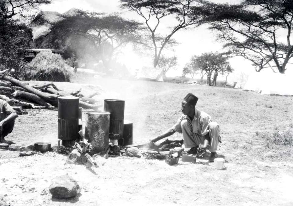 ETH-BIB-Trinkwasseraufbereitung im Serengeti-Camp-Kilimanjaroflug 1929-30-LBS MH02-07-0051