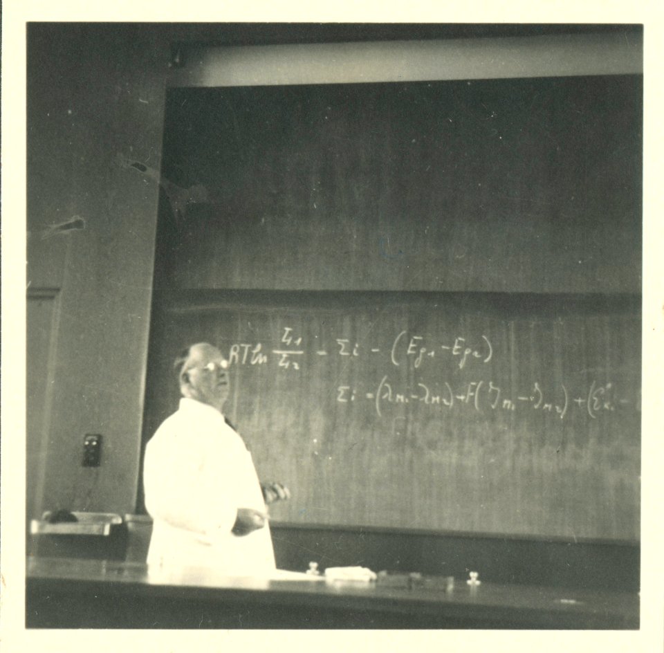 ETH-BIB-Treadwell, William im Hörsaal des Chemiegebäudes (CAB) der ETH Zürich-Portr 14352-012-AL