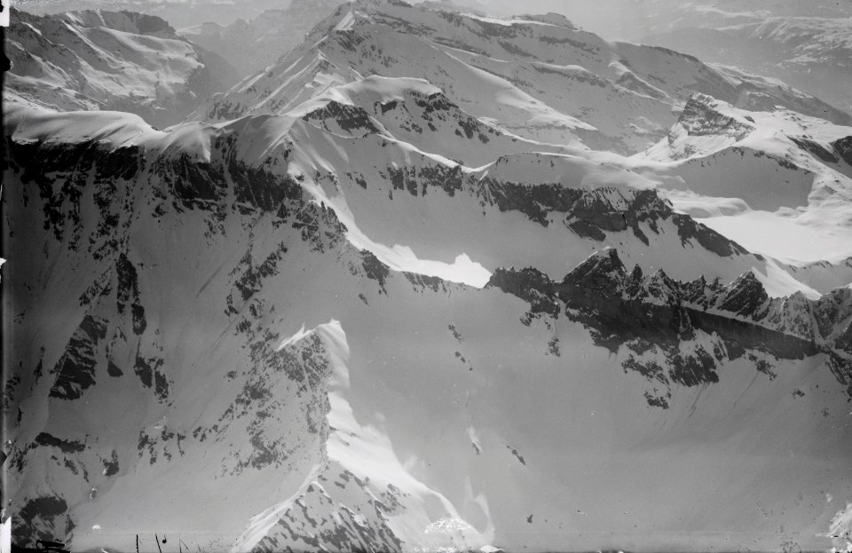 ETH-BIB-Tschingelhörner mit Martinsloch und Segnespass über Elm, Sardona, Ringelspitze v. W. aus 3300 m-Inlandflüge-LBS MH01-000141