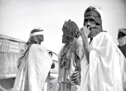ETH-BIB-Tuaregs vor einem Zelt-Tschadseeflug 1930-31-LBS MH02-08-1110