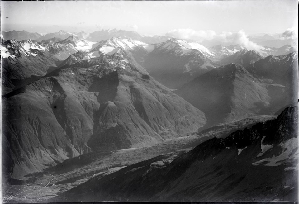 ETH-BIB-Tujetsch, Val Nalps, Piz Gannaretsch, Val Cornera, Val Maigels v. N. aus 3000 m-Inlandflüge-LBS MH01-003952