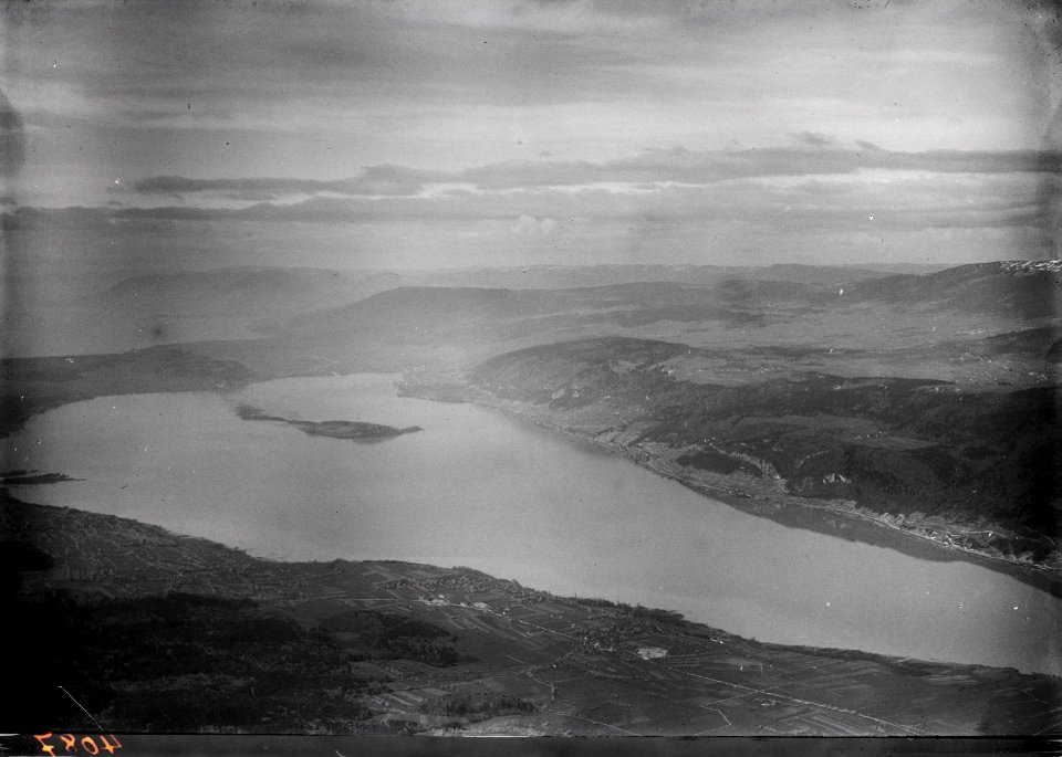 ETH-BIB-Täuffelen, Bielersee, St. Petersinsel, Tessenberg v. S. O. aus 1400 m-Inlandflüge-LBS MH01-004087