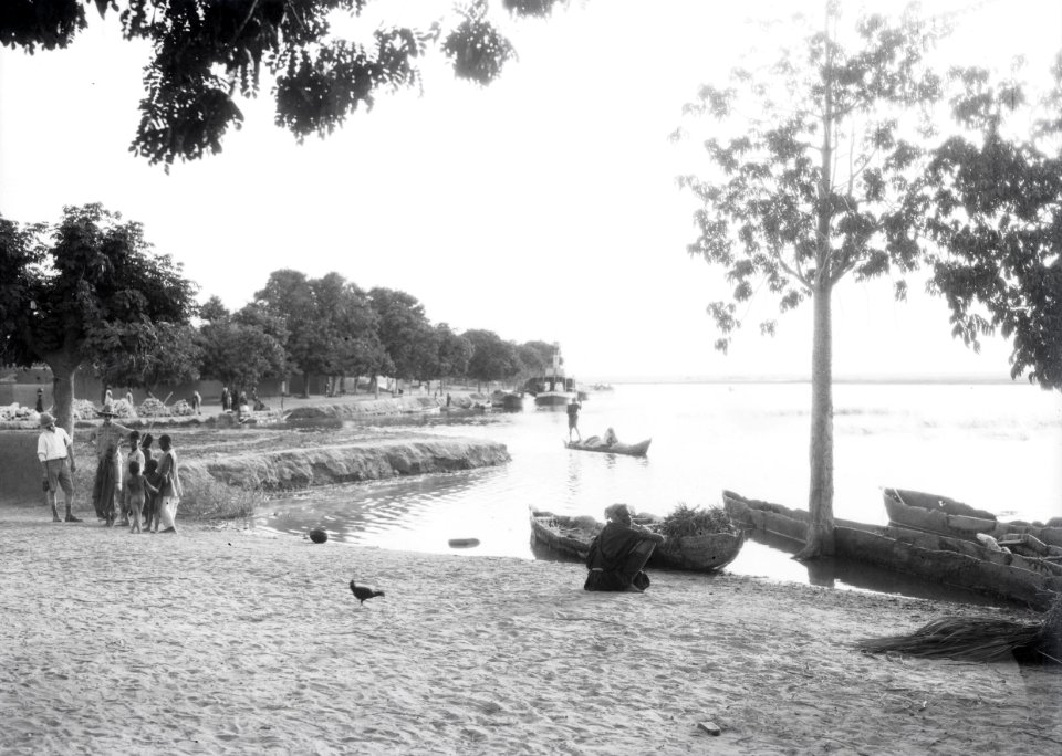 ETH-BIB-Ufer eines Sees, mit Einbäumen im Wasser-Tschadseeflug 1930-31-LBS MH02-08-0138
