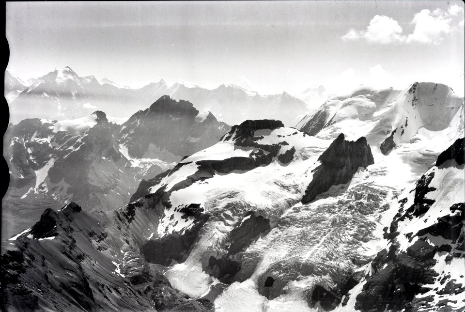 ETH-BIB-Ufem Stock, Wildi Frau, Wyssi Frau, Morgenhorn, Gspalthorn, Jungfrau v. W. aus 3200 m-Inlandflüge-LBS MH01-005742