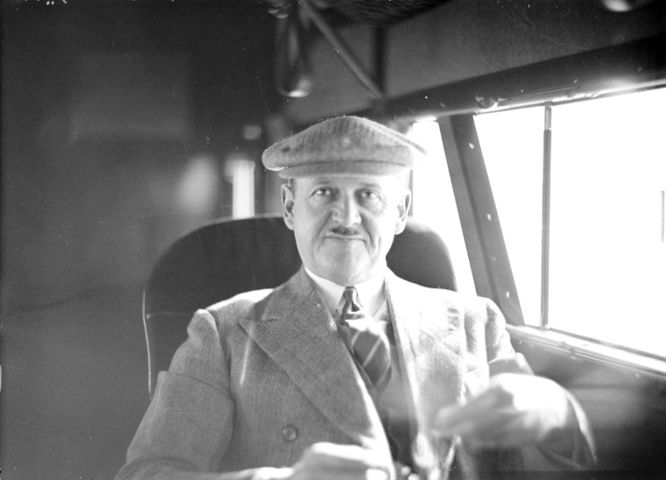 ETH-BIB-Unser Fluggast Mr. Macomber während der Traverse über das Mittelmeer-Tschadseeflug 1930-31-LBS MH02-08-0707