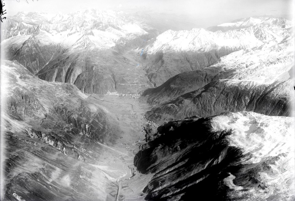 ETH-BIB-Urserental mit Hospental, Andermatt, Oberalpstrasse, von Westen-Inlandflüge-LBS MH01-002405