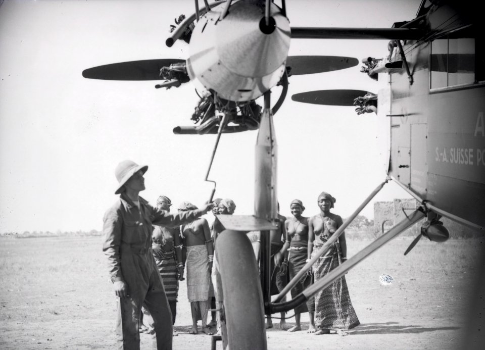ETH-BIB-Unser blonder Mechaniker und sein dreimotoriger Fokker bilden den Mittelpunkt des Interesses der schwarzen Schönen-Tschadseeflug 1930-31-LBS MH02-08-0911