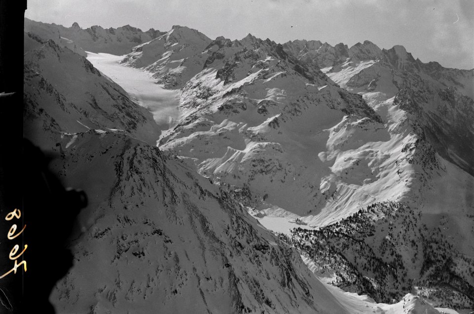 ETH-BIB-Val Forno mit dem Fornogletscher, mit Torrone, Pizzo Cengalo & Pizzo Badile, im Vordergrund der See Lej da Cavloc-Inlandflüge-LBS MH01-007668