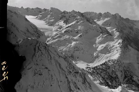 ETH-BIB-Val Forno mit dem Fornogletscher, mit Torrone, Pizzo Cengalo & Pizzo Badile, im Vordergrund der See Lej da Cavloc-Inlandflüge-LBS MH01-007668
