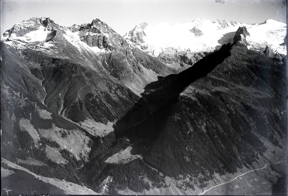 ETH-BIB-Val Plattas, Piz Caschleglia, Piz Medel, Piz Sentri, Piz Ufiern v. N. aus 1800 m-Inlandflüge-LBS MH01-003945