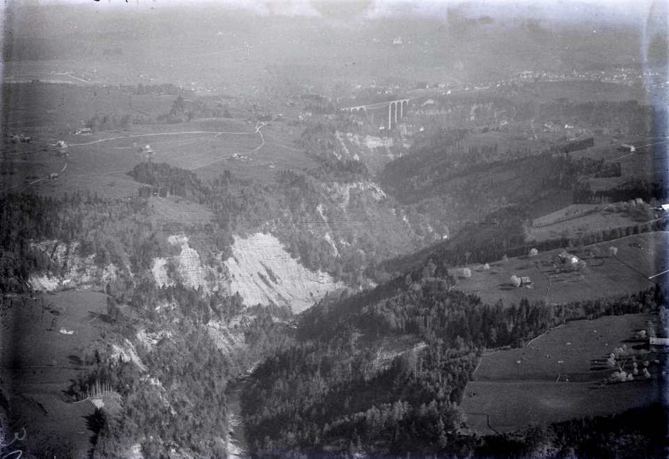 ETH-BIB-Urnäschtobel, Sitterbrücke v. S. aus 800 m-Inlandflüge-LBS MH01-004133