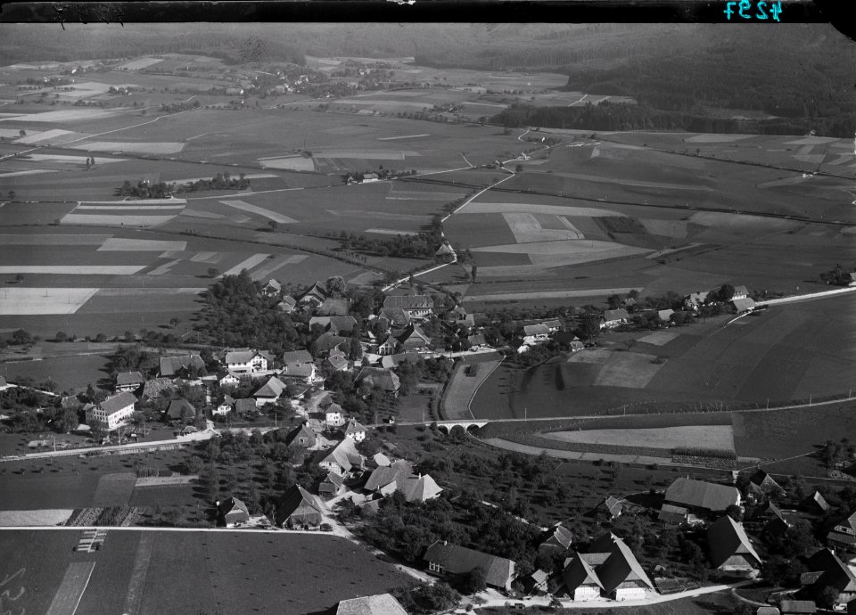 ETH-BIB-Urtenen, Bäriswil aus 200 m-Inlandflüge-LBS MH01-004297