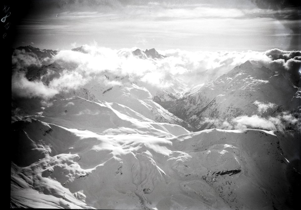 ETH-BIB-Val Ferrera und Val Niemet mit Piz Timun, Piz della Palu, rechts Piz Muttala-Inlandflüge-LBS MH01-006984