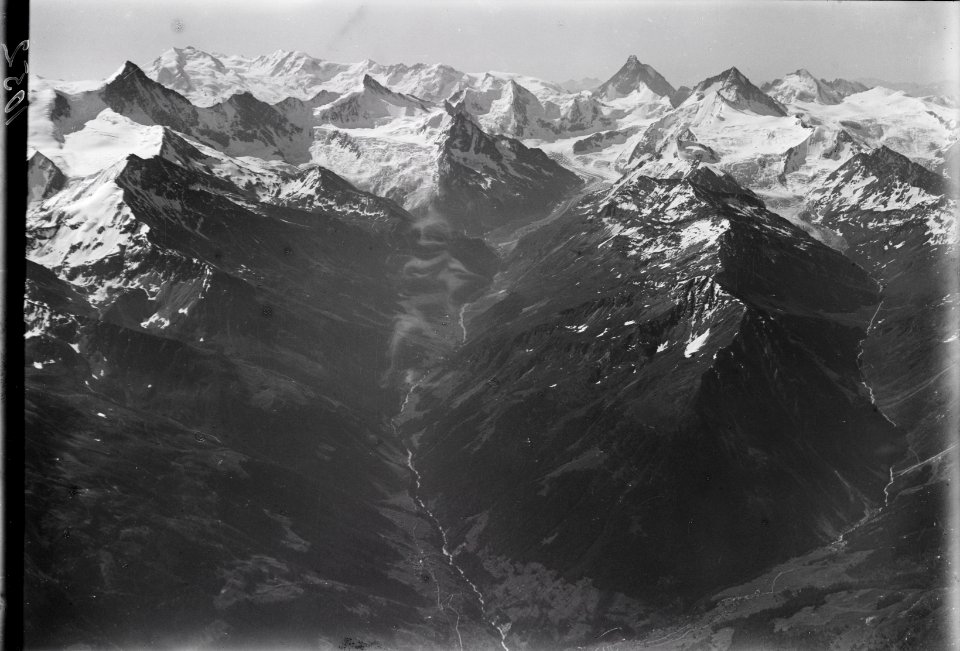 ETH-BIB-Val de Zinal, Zinalgletscher, Val de Moiry, Weisshorn, Besso, Cervin v. N. aus 5000 m-Inlandflüge-LBS MH01-001052