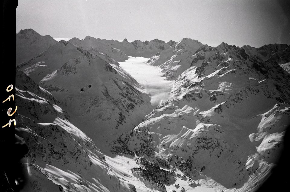 ETH-BIB-Val Forno mit dem Fornogletscher, Monte Disgrazia und Torrone, im Vordergrund der See Lej da Cavloc-Inlandflüge-LBS MH01-007670