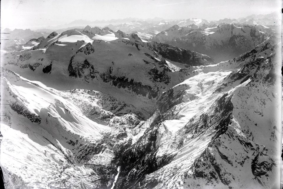 ETH-BIB-Val Lavaz, Gletscher, Piz Medel, Piz Scopi, Piz Ganneretsch v. O. aus 3400 m-Inlandflüge-LBS MH01-003558