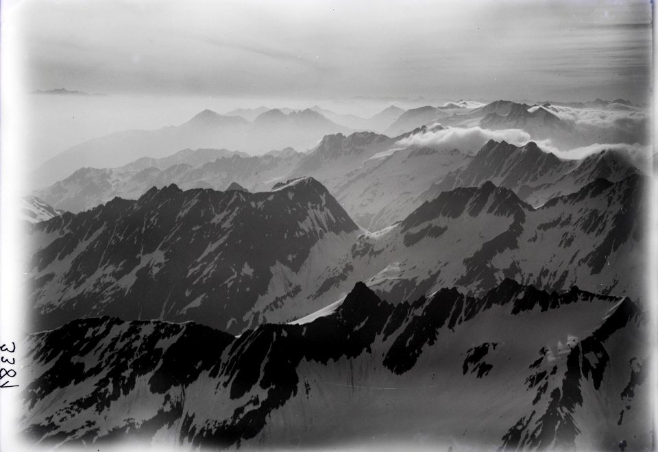 ETH-BIB-Val Medel, Val Curnera, Piz Gannaretsch, Piz Medel, Val Maigels v. W. aus 3500 m-Inlandflüge-LBS MH01-003381