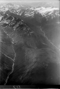 ETH-BIB-Val da Stugel, Stulsertal, Val Tuors, Bergün, Piz Vadred v. W. aus 3500 m-Inlandflüge-LBS MH01-000887