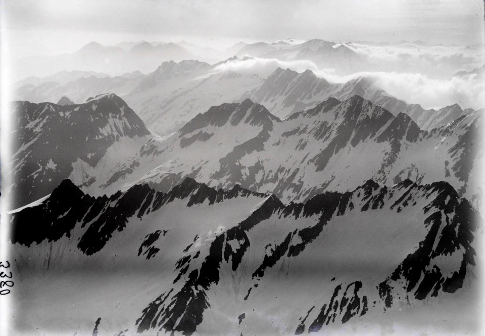ETH-BIB-Val Medel, Val Curnera, Piz Gannaretsch, Piz Medel v. W. aus 3500 m-Inlandflüge-LBS MH01-003380