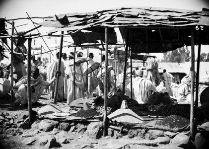 ETH-BIB-Verkaufsstände in Addis Abeba, vorne Getreidestand, hinten Sonnenschirmstand-Abessinienflug 1934-LBS MH02-22-0418