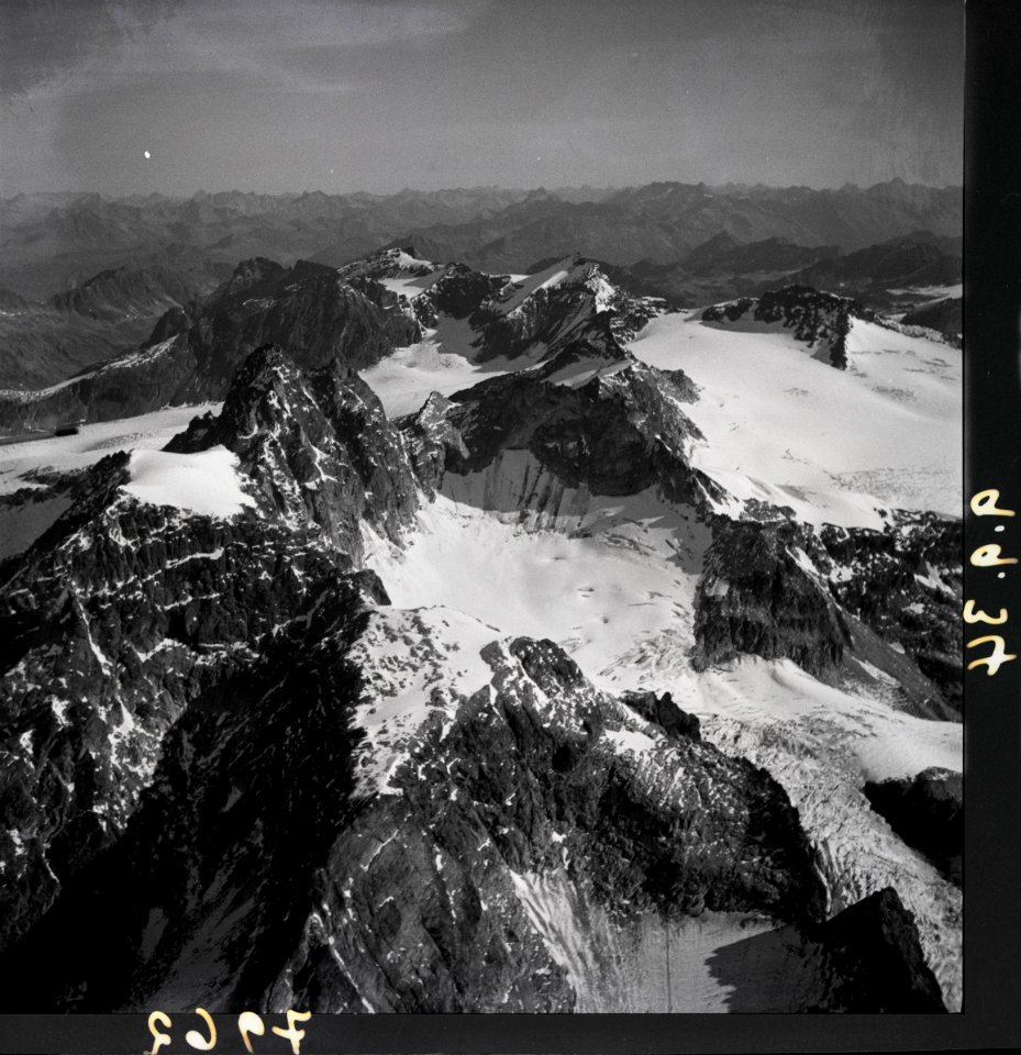 ETH-BIB-Verstanclahorn, Silvrettagletscher v. S. aus 3300 m-Inlandflüge-LBS MH01-007962