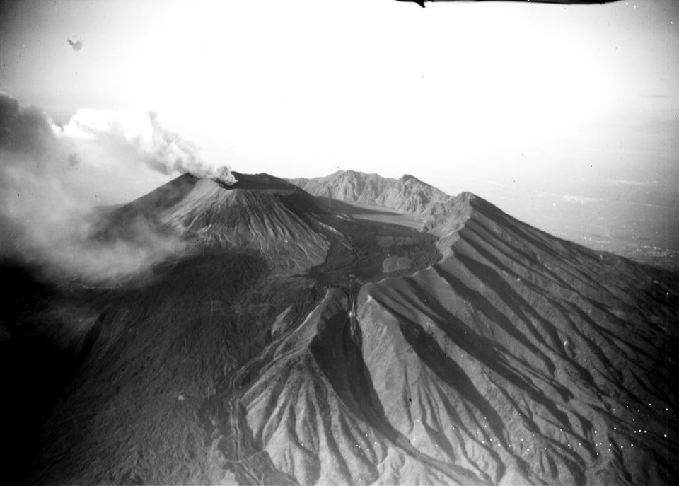 ETH-BIB-Vesuv mit Monte Somma aus 1600 m-Kilimanjaroflug 1929-30-LBS MH02-07-0409