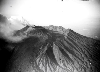 ETH-BIB-Vesuv mit Monte Somma aus 1600 m-Kilimanjaroflug 1929-30-LBS MH02-07-0409