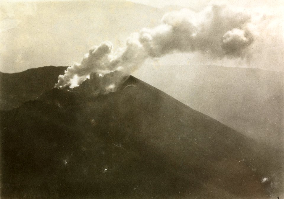 ETH-BIB-Vesuv - 1223 m von Norden aus 1600 m Höhe-Persienflug 1924-1925-LBS MH02-02-0002-AL-FL