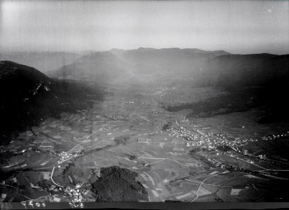 ETH-BIB-Vallée de Tavannes, rechts Reconvilier, links Saicourt und Saules, Blick nach Osten-Inlandflüge-LBS MH01-006679B photo