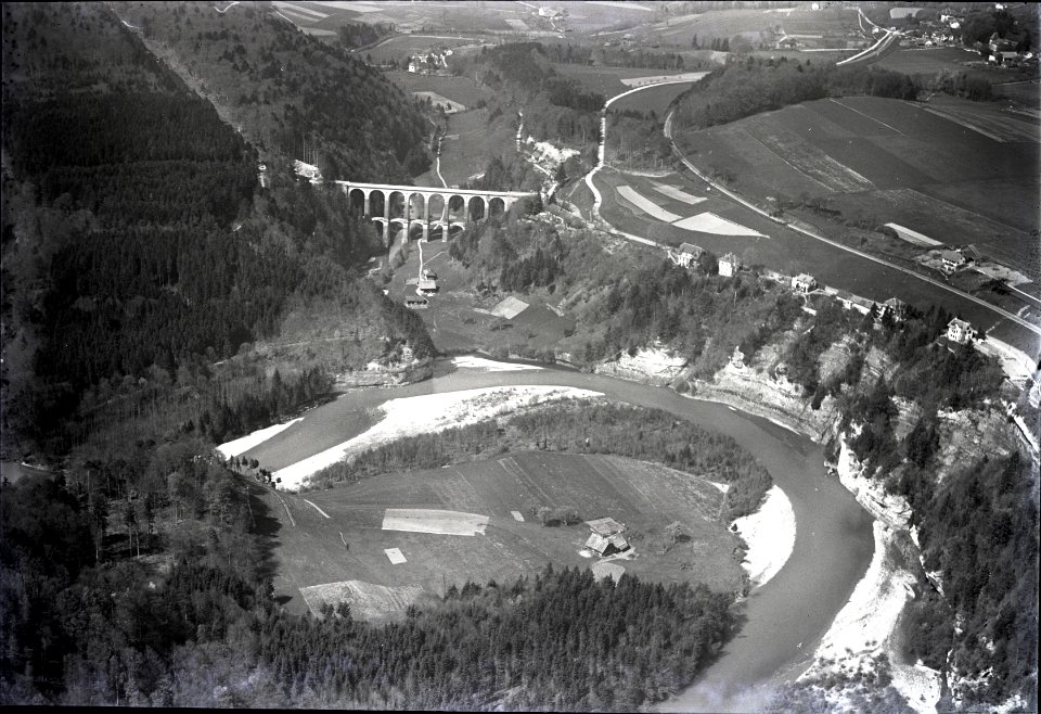 ETH-BIB-Villars-sur-Glâne, Pont de la Glâne-Brücke 3 km S. W. v. Freiburg, La Sarine aus 500 m-Inlandflüge-LBS MH01-004663