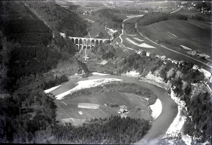 ETH-BIB-Villars-sur-Glâne, Pont de la Glâne-Brücke 3 km S. W. v. Freiburg, La Sarine aus 500 m-Inlandflüge-LBS MH01-004663