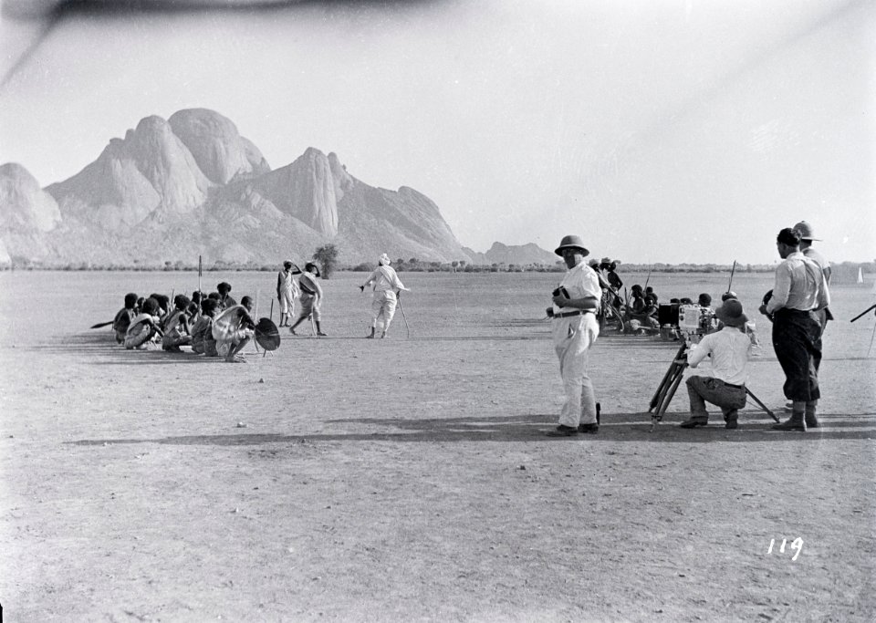 ETH-BIB-Volksstamm der Fasi-Wadi in Kassala, im Hintergrund Granitberge-Abessinienflug 1934-LBS MH02-22-0155