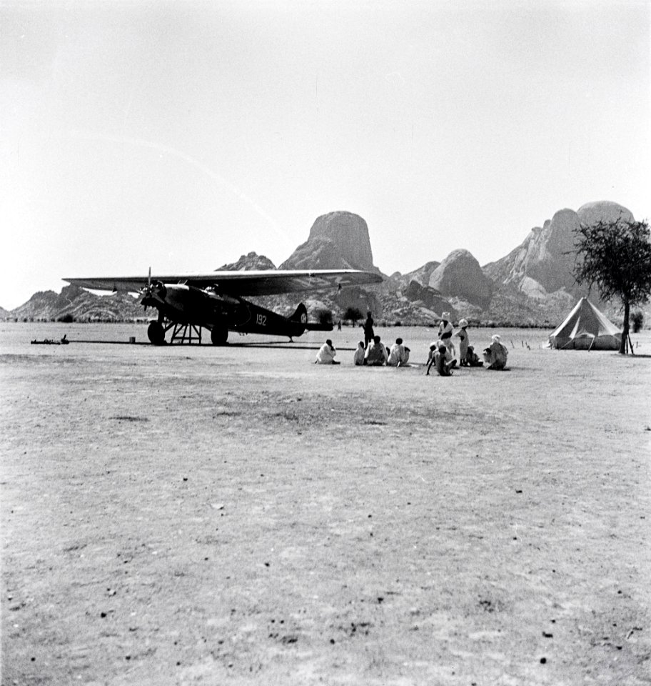 ETH-BIB-Volksstamm der Fasi-Wadi neben Fokker in Kassala, im Hindergrund Granitberge-Abessinienflug 1934-LBS MH02-22-0165
