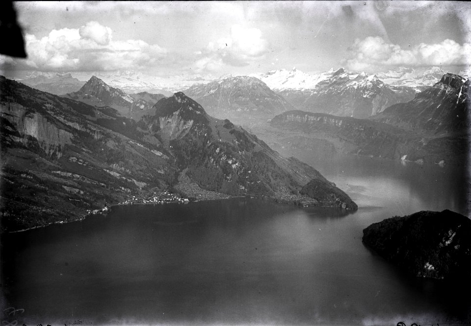 ETH-BIB-Vierwaldstättersee, Vitznau, Schwyzeralpen v. W. aus 1500 m-Inlandflüge-LBS MH01-004120