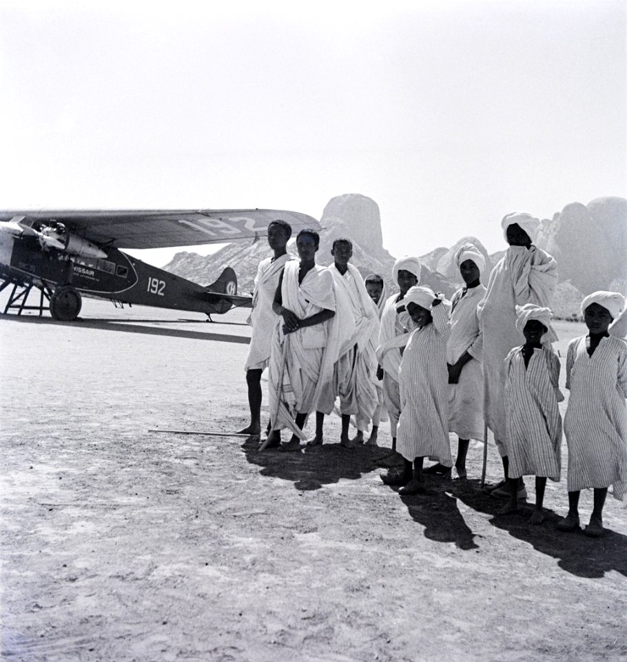 ETH-BIB-Volksstamm der Fasi-Wadi vor Fokker in Kassala-Abessinienflug 1934-LBS MH02-22-0167
