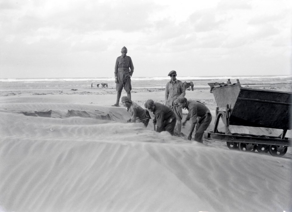 ETH-BIB-Vor meinem Fenster graben die spanischen Soldaten den Sand weg, den der Wind wieder frisch zu hohen Dünen auftürmt-Tschadseeflug 1930-31-LBS MH02-08-1035
