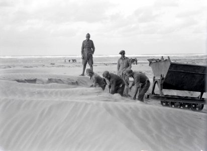 ETH-BIB-Vor meinem Fenster graben die spanischen Soldaten den Sand weg, den der Wind wieder frisch zu hohen Dünen auftürmt-Tschadseeflug 1930-31-LBS MH02-08-1035