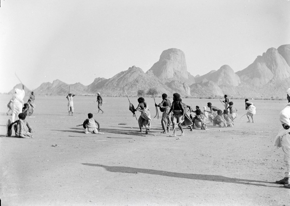 ETH-BIB-Volksstamm der Fasi-Wadi in Kassala, im Hintergrund Granitberge-Abessinienflug 1934-LBS MH02-22-0156