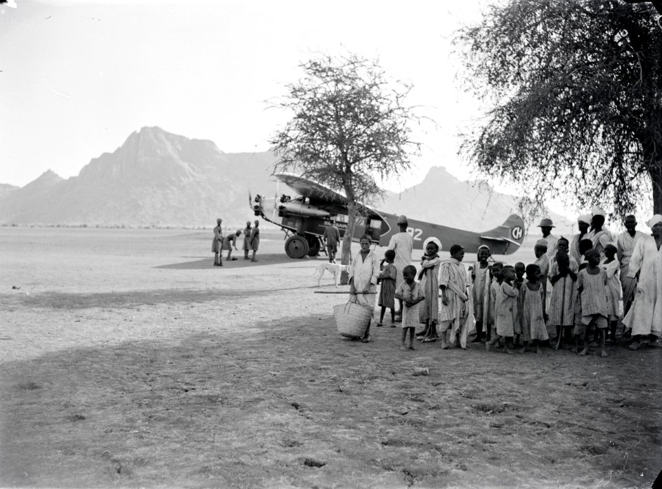 ETH-BIB-Volksstamm der Fasi-Wadi vor Fokker in Kassala, im Hintergrund Granitberge-Abessinienflug 1934-LBS MH02-22-0163