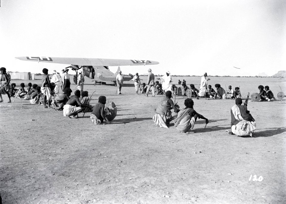 ETH-BIB-Volksstamm der Fasi-Wadi vor Fokker in Kassala-Abessinienflug 1934-LBS MH02-22-0159