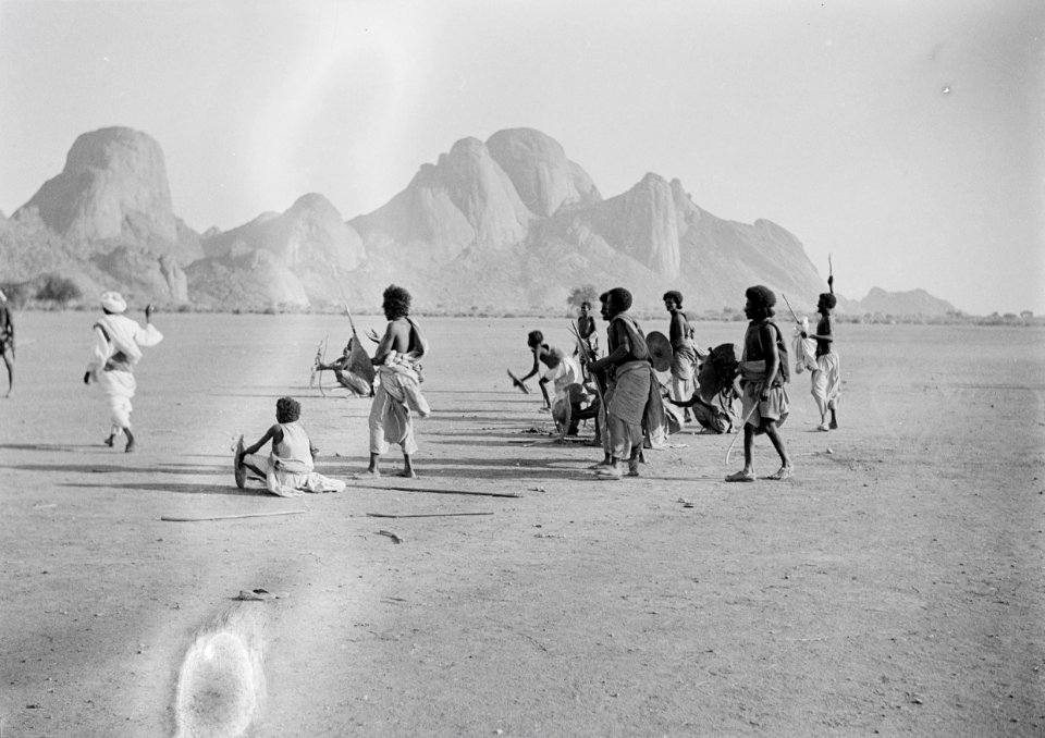 ETH-BIB-Volksstamm der Fasi-Wadi in Kassala, im Hintergrund Granitberge-Abessinienflug 1934-LBS MH02-22-0150