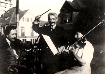 ETH-BIB-Von links nach rechts- Albert Einstein, Adolf Hurwitz und seine Tochter Lisbeth Hurwitz-Portrait-Portr 07389