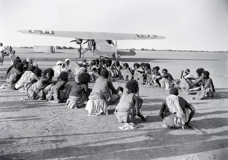 ETH-BIB-Volksstamm der Fasi-Wadi vor Fokker in Kassala-Abessinienflug 1934-LBS MH02-22-0152