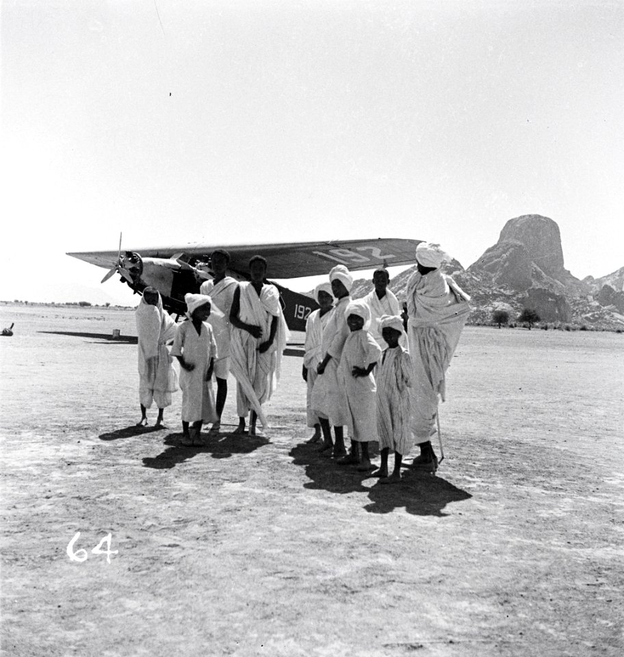 ETH-BIB-Volksstamm der Fasi-Wadi vor Fokker in Kassala-Abessinienflug 1934-LBS MH02-22-0164