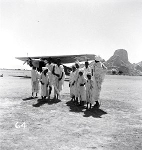 ETH-BIB-Volksstamm der Fasi-Wadi vor Fokker in Kassala-Abessinienflug 1934-LBS MH02-22-0164