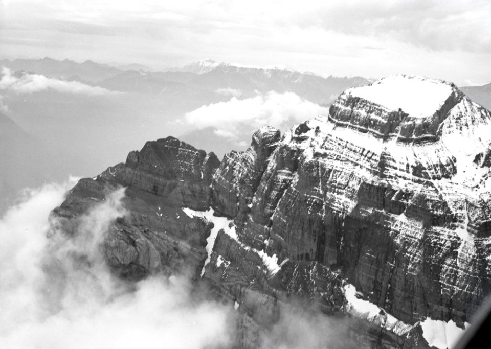 ETH-BIB-Vorder Glärnisch, Vrenelisgärtli, Sardona v. N. W. aus 3000 m-Inlandflüge-LBS MH01-006570