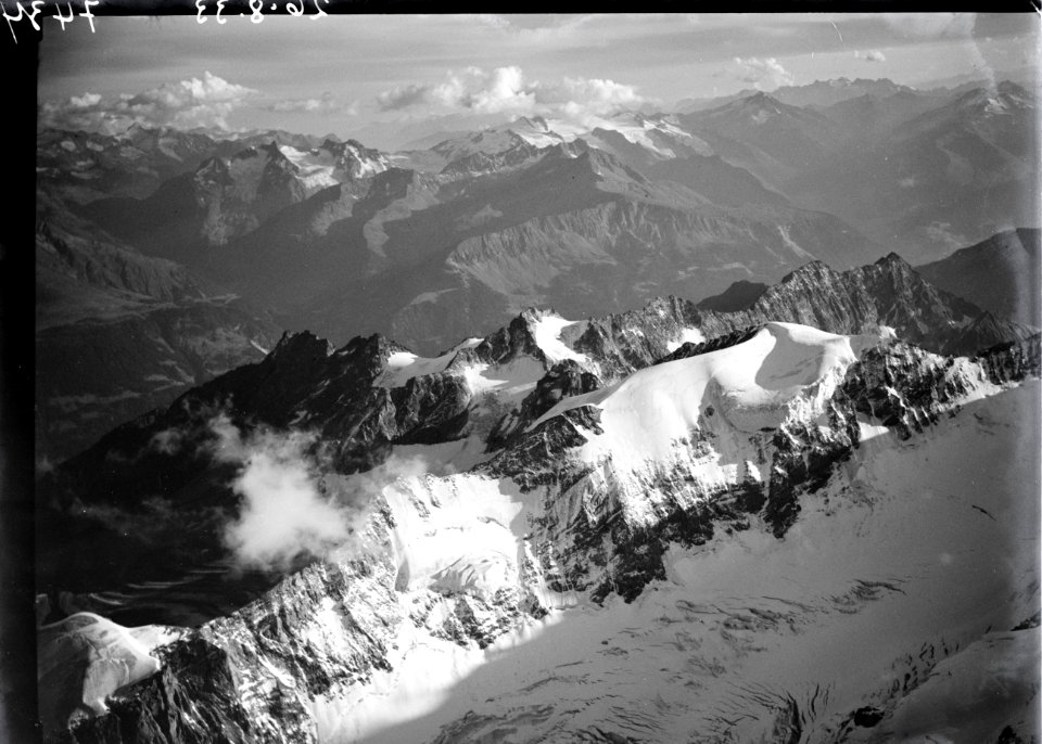 ETH-BIB-Vorderrheintal mit Piz Urlaun im Vordergrund-Inlandflüge-LBS MH01-007434